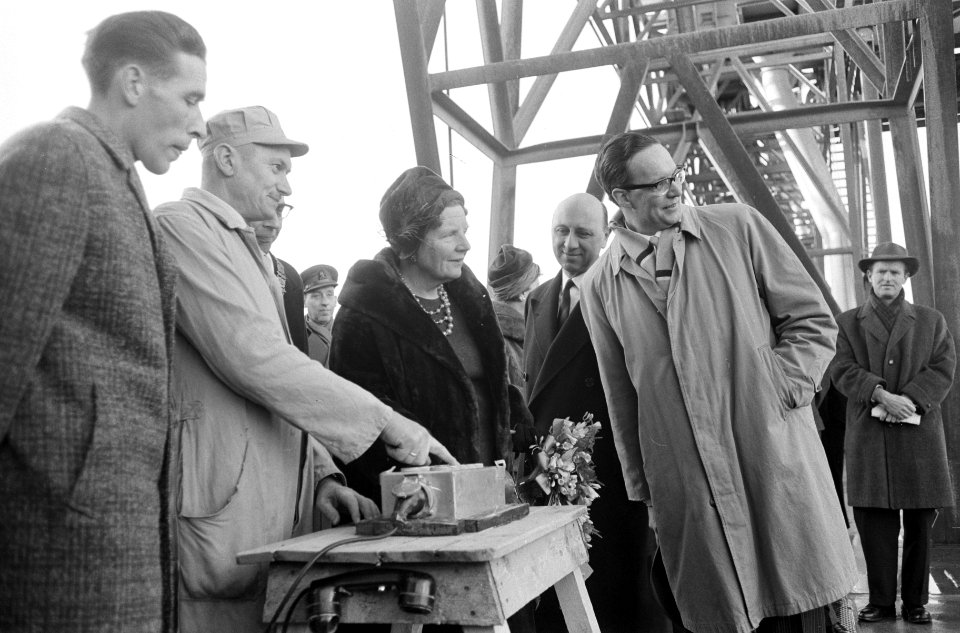 Koninklijk bezoek aan Amsterdam. Koningin bij bedieningspaneel, Bestanddeelnr 913-4685