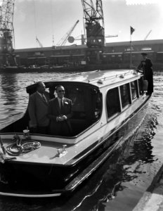 Koninklijk bezoek aan Amsterdam, tweede dag, Prins Bernhard bezoekt Coenhaven, Bestanddeelnr 910-6584