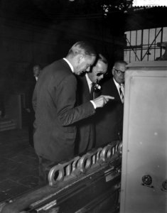 Koninklijk bezoek aan Amsterdam, tweede dag, Prins Bernhard bezoekt du Croo & Br, Bestanddeelnr 910-6590