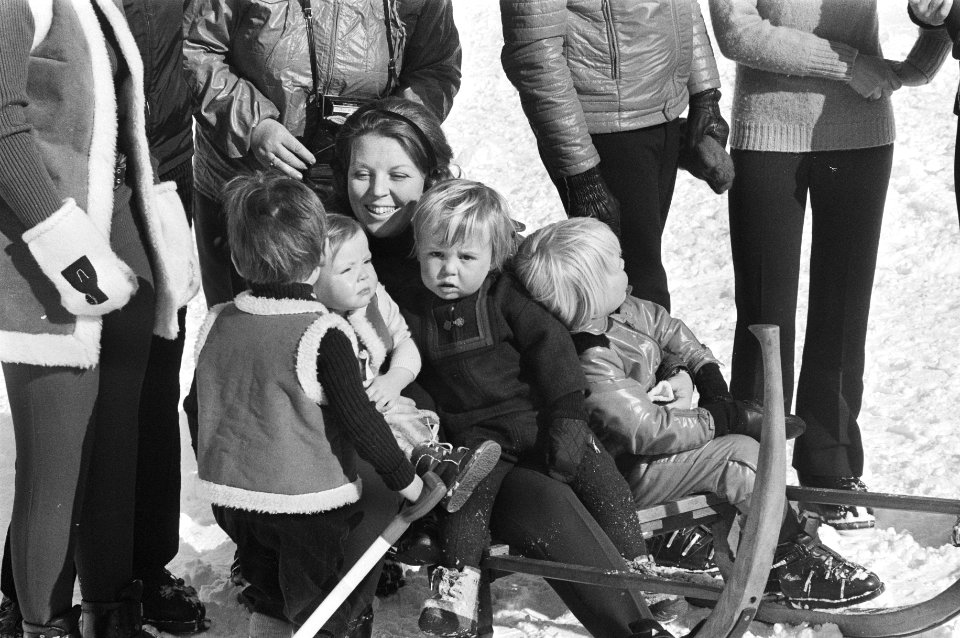 Koninklijke Familie voor wintervakantie in Lech Prinses Beatrix met drie kinder, Bestanddeelnr 924-3181