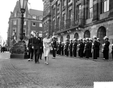 Koninklijk bezoek aan Amsterdam, inspectie erewacht voor paleis, Bestanddeelnr 910-6491