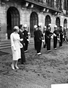 Koninklijk bezoek aan Amsterdam, inspectie erewacht voor paleis, Bestanddeelnr 910-6489