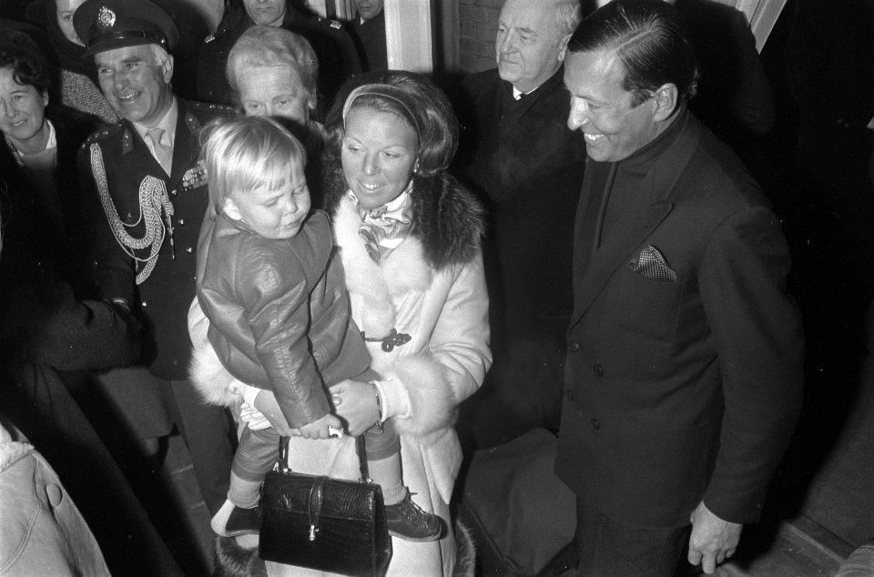 Koninklijke familie terug uit Lech, op station Baarn Prinses Beatrix met Prins W, Bestanddeelnr 922-2269