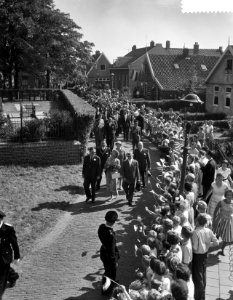 Koninklijk bezoek aan Amsterdam, derde dag, Koninklijk paar loopt langs een haag, Bestanddeelnr 910-6607