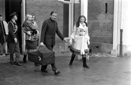 Koninklijke familie terug uit Lech, op station Baarn Prins Claus en Prinses Beat, Bestanddeelnr 922-2271