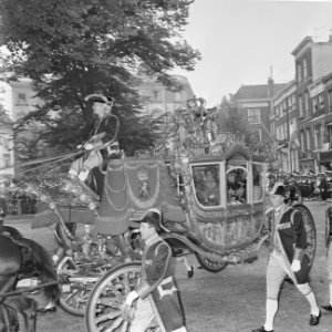Koninklijke familie op weg naar Paleis Lange Voorhout vanaf het Binnenhof, Bestanddeelnr 922-7953