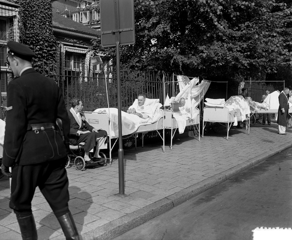Koninklijk bezoek aan Amsterdam, bij Onze Lieve Vrouw Gasthuis, Bestanddeelnr 905-9388