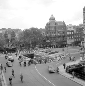 Koningsplein met verkeer (afsluiting Leidsestraat), Bestanddeelnr 911-5723