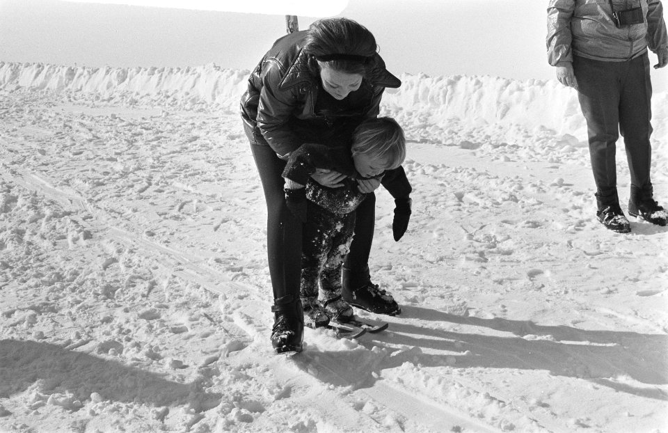 Koninklijke Familie voor wintervakantie in Lech nr. 26 Prinses Beatrix met Pri, Bestanddeelnr 924-3198