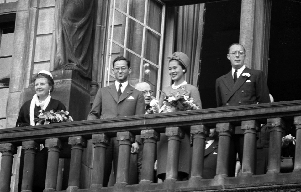Koningspaar van Thailand bezoekt Rotterdam, het koninklij gezelschap op het balk, Bestanddeelnr 911-7012