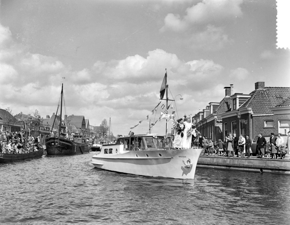 Koninginnenreunie te Sneek t.g.v. Mayfair aankomst Zeilkoningin bij Waterpoort, Bestanddeelnr 907-1318