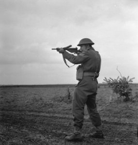 Koninklijke Nederlandse Brigade Prinses Irene in training. Soldaat met stengun, Bestanddeelnr 934-9647