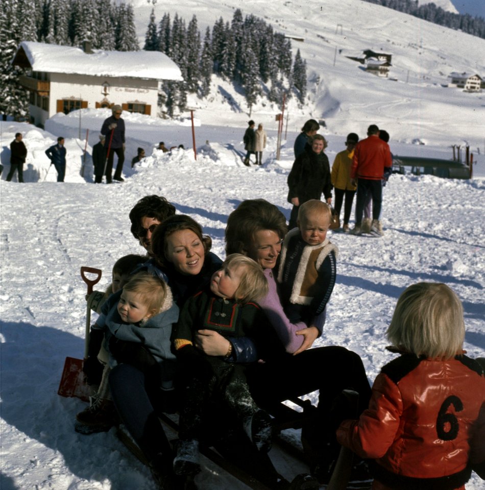 Koninklijke Familie voor wintersport in Lech, Oostenrijk Prinses Irene met Prins, Bestanddeelnr 254-8812