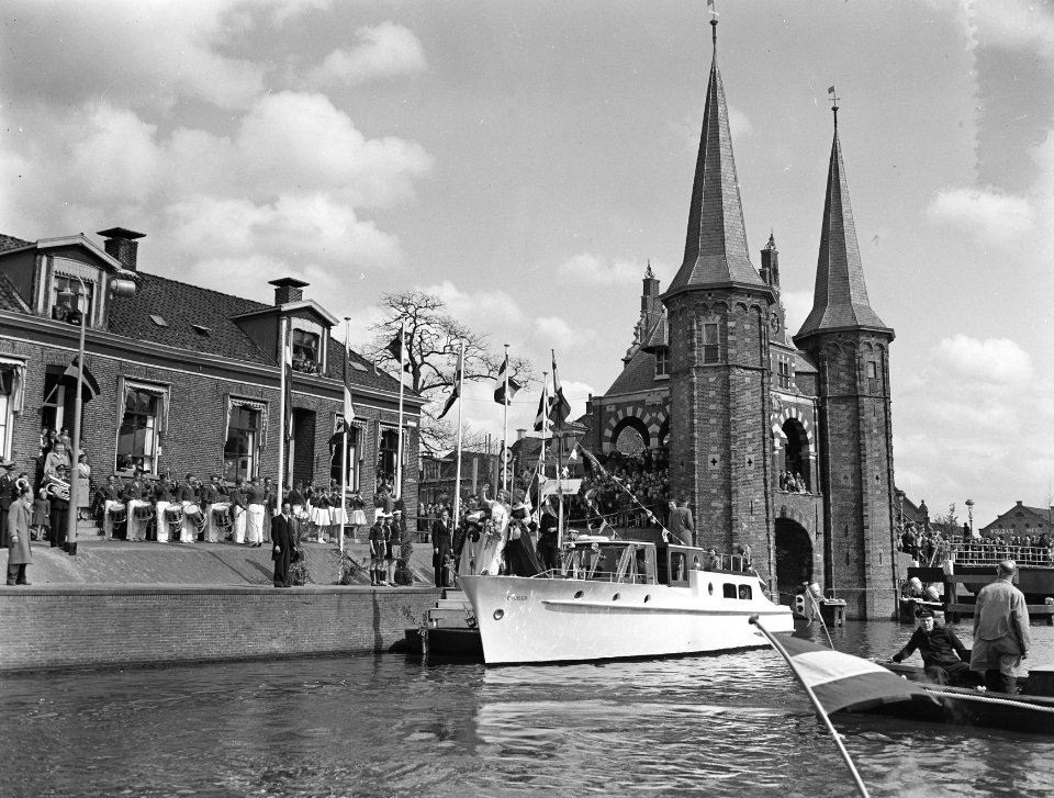 Koninginnenreunie te Sneek t.g.v. Mayfair aankomst Zeilkoningin bij Waterpoort, Bestanddeelnr 907-1314