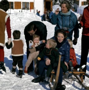 Koninklijke Familie voor wintersport in Lech, Oostenrijk Prinses Irene met Prins, Bestanddeelnr 254-8809