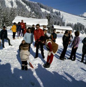 Koninklijke Familie voor wintersport in Lech, Oostenrijk Prinses Irene met Prins, Bestanddeelnr 254-8810