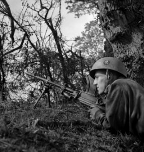 Koninklijke Nederlandse Brigade Prinses Irene in training. Brenschutter, Bestanddeelnr 934-9643