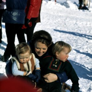 Koninklijke Familie voor wintersport in Lech, Oostenrijk Prinses Beatrix met (li, Bestanddeelnr 254-8804