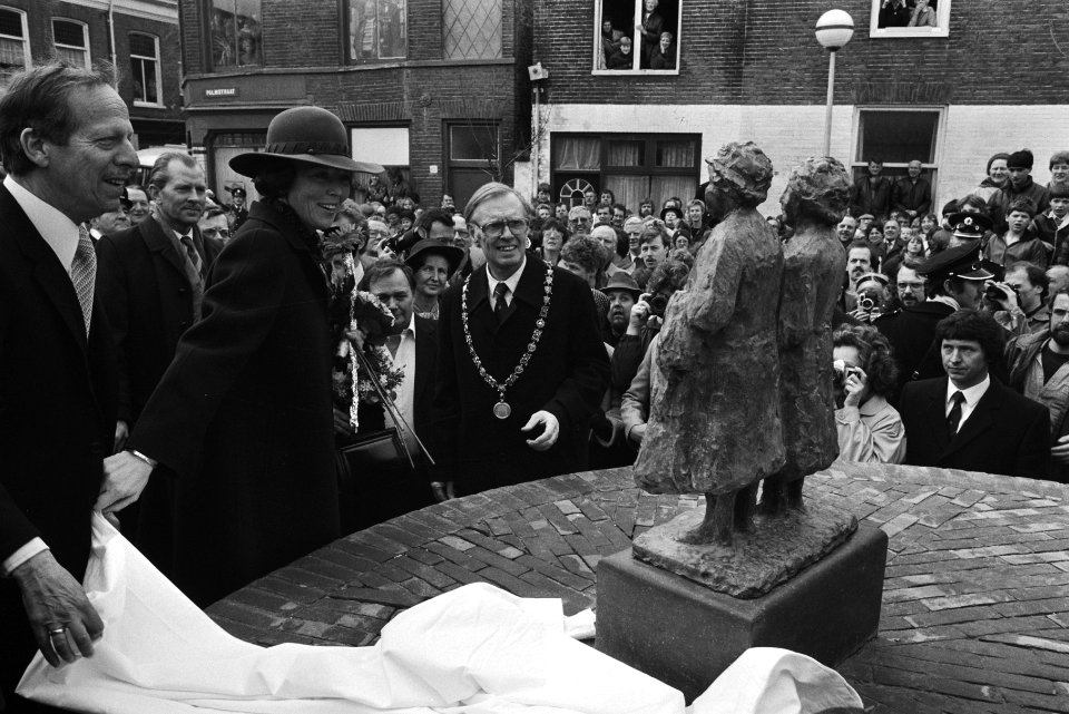 Koninginnen, beeldhouwwerken, stadsvernieuwing, burgemeesters, Beatrix, koningin, Bestanddeelnr 932-5494