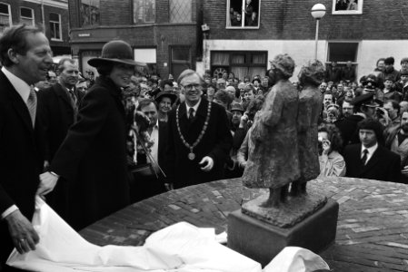 Koninginnen, beeldhouwwerken, stadsvernieuwing, burgemeesters, Beatrix, koningin, Bestanddeelnr 932-5494