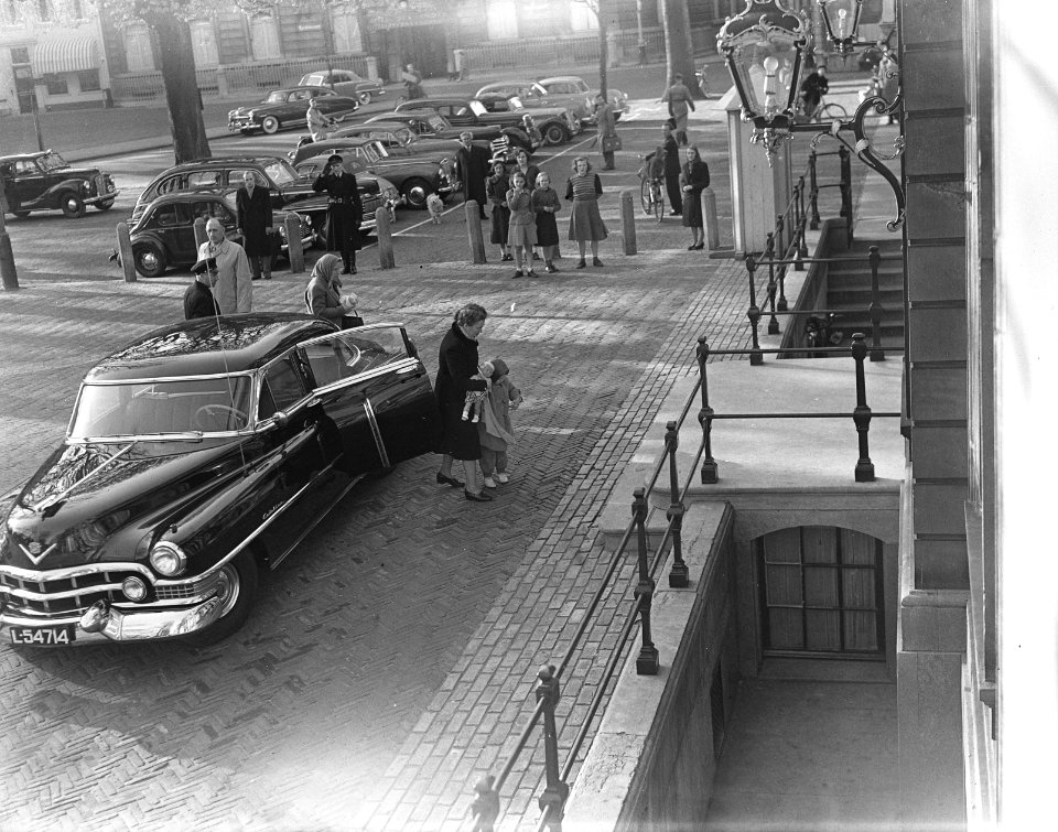 Koninklijk bezoek aan Den Haag . Prinses Marijke ontmoet Prinses Wilhelmina, Bestanddeelnr 905-6577