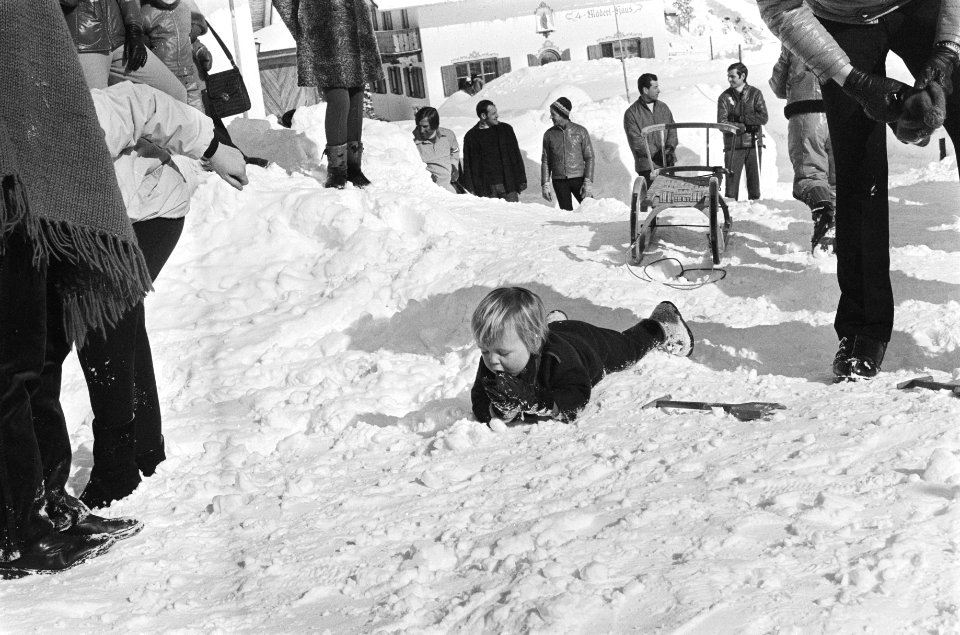 Koninklijke Familie voor wintervakantie in Lech Prins Johan Friso in de sneeuw, Bestanddeelnr 924-3184