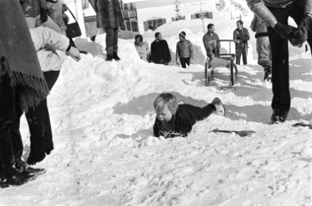 Koninklijke Familie voor wintervakantie in Lech Prins Johan Friso in de sneeuw, Bestanddeelnr 924-3184
