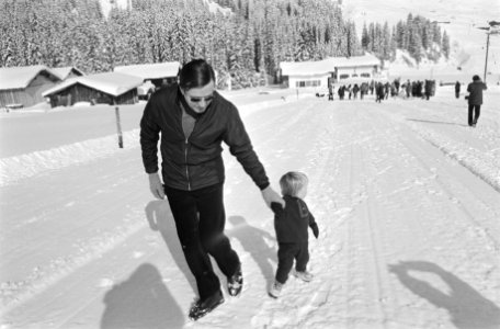 Koninklijke Familie voor wintervakantie in Lech nr. 30A Prins Claus met Prins , Bestanddeelnr 924-3207