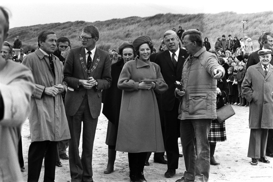 Koninklijk bezoek aan de waddeneilanden. Op het strand bij Hollum (Am) tijdens e, Bestanddeelnr 931-7413