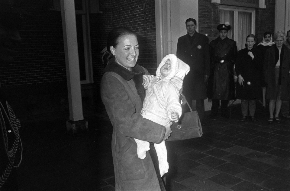 Koninklijke familie terug uit Lech, op station Baarn Prinses Margriet met Prins , Bestanddeelnr 922-2273
