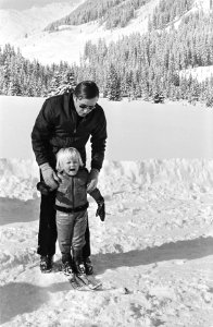 Koninklijke Familie voor wintervakantie in Lech Prins Claus met Prins Willem Al, Bestanddeelnr 924-3182