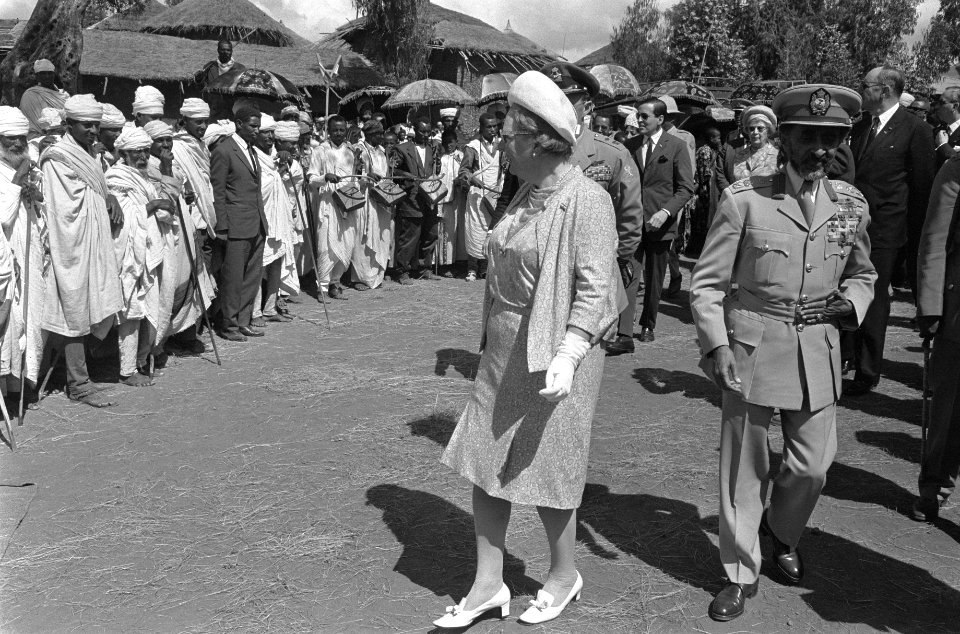 Koninklijk bezoek aan Ethiopie, bezoek aan stad Lalibele Koninklijke familie en , Bestanddeelnr 922-0602