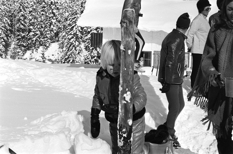 Koninklijke Familie voor wintervakantie in Lech nr. 17, 18 Prins Willem Alexan, Bestanddeelnr 924-3202