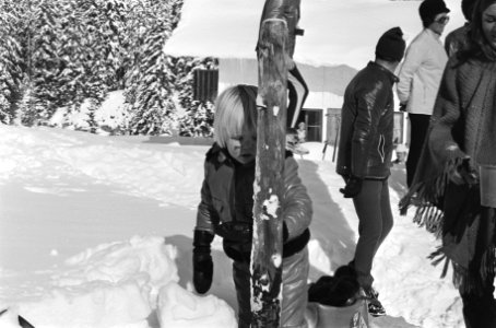 Koninklijke Familie voor wintervakantie in Lech nr. 17, 18 Prins Willem Alexan, Bestanddeelnr 924-3202