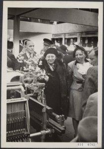 Koninklijk bezoek aan de 46e Jaarbeurs te Utrecht. Koningin Wilhelmina en prinse, Bestanddeelnr 014-0782