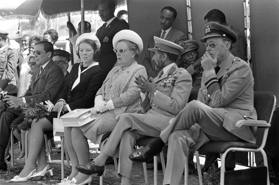 Koninklijk bezoek aan Ethiopië, bezoek aan stad Lalibele Koninklijke familie en , Bestanddeelnr 922-0603