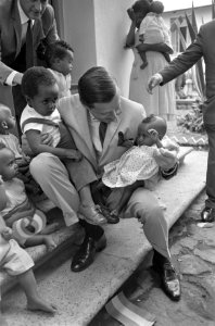 Koninklijk bezoek aan Ethiopie, bezoek aan stad Jimma Prins Claus met weeskinder, Bestanddeelnr 922-0523