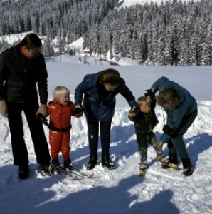 Koninklijke Familie voor wintersport in Lech, Oostenrijk Prinses Irene met Prins, Bestanddeelnr 254-8811