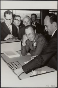 Koninklijk huis, prinsen, openingen, INDUSTRIEEN, computers, ministers, Andriess, Bestanddeelnr 016-0685