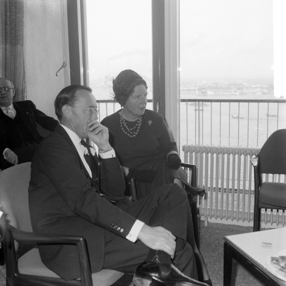 Koninklijk bezoek aan Amsterdam Koningin en prins in receptiezaal Havengebouw, Bestanddeelnr 913-4663