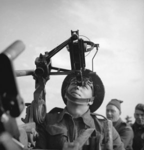 Koninkijke Nederlandse Prinses Irene Brigade in Nederland soldaat kijkt door vi, Bestanddeelnr 934-9724