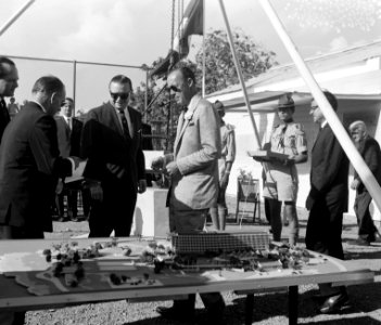 Koninklijk bezoek aan Aruba, prins Bernhard , eerste steenlegging Hilton-hotel, Bestanddeelnr 918-2647
