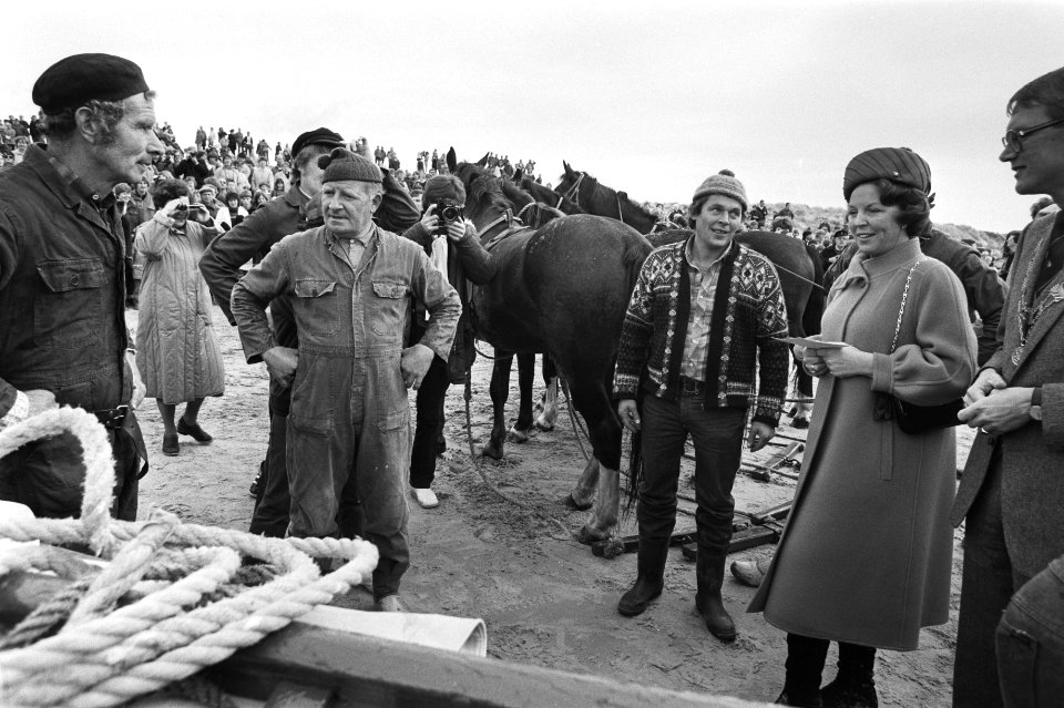Koninklijk bezoek aan de waddeneilanden. Op het strand te Hollum (Am) tijdens ee, Bestanddeelnr 931-7412