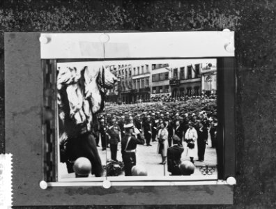 Koninklijk bezoek aan Brussel, kranslegging bij het graf de onbekende soldaat, Bestanddeelnr 911-2906