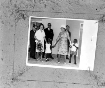 Koninklijk bezoek aan Aruba, koningin Juliana op Curacao tehuis voor gebrekkige , Bestanddeelnr 918-2633