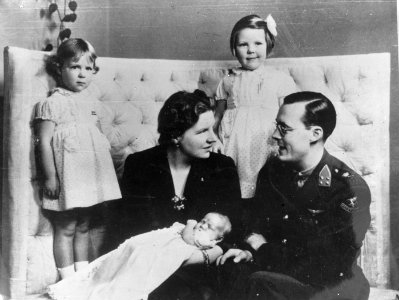 Koninklijk familie in Canada. Vlnr. prinses Irene, prinses Juliana, prinses Marg, Bestanddeelnr 934-8351