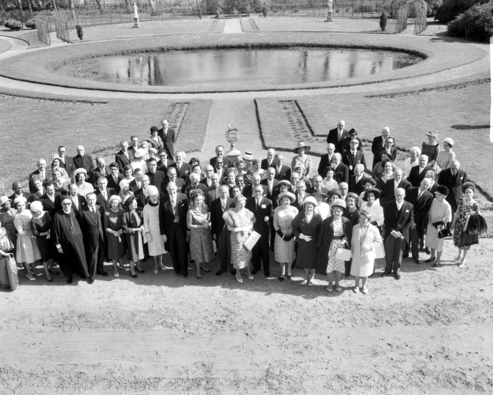 Koninklijk bezoek aan Den Haag (groepsfoto achter het Paleis), Bestanddeelnr 913-9022
