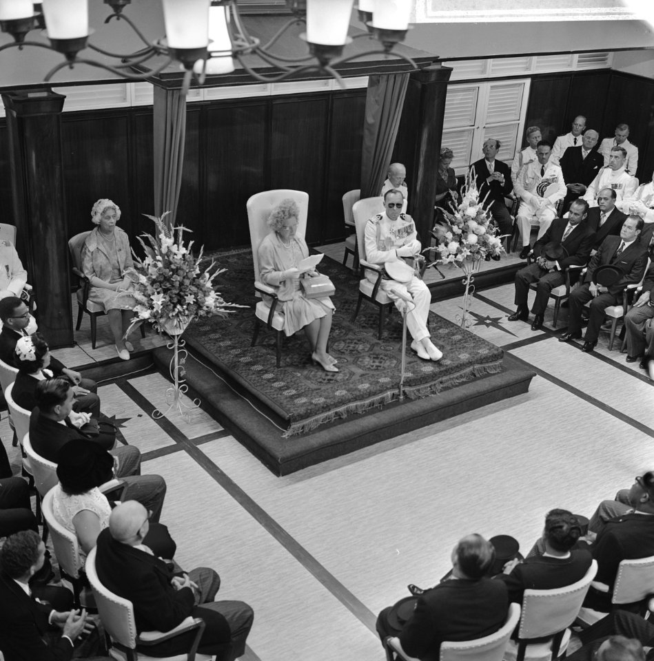Koninklijk bezoek aan de West, Koningin spreekt rede uit Willemstad, Bestanddeelnr 918-2377