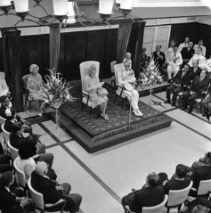 Koninklijk bezoek aan de West, Koningin spreekt rede uit Willemstad, Bestanddeelnr 918-2377