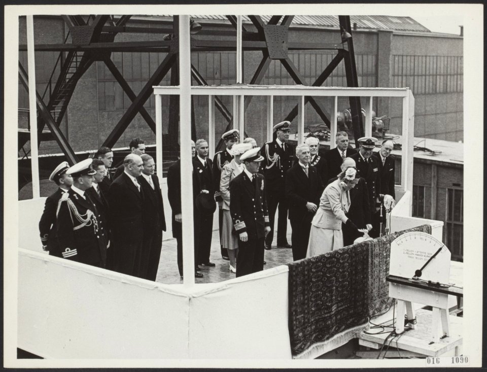 Koninklijk huis, prinsen, koninginnen, tewaterlatingen, Bernhard, prins, Juliana, Bestanddeelnr 016-1090